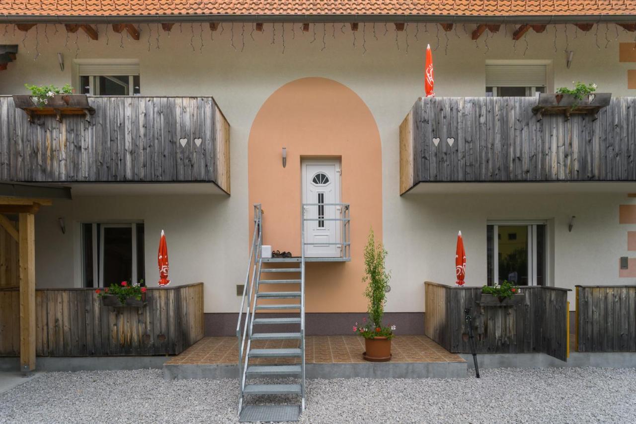 Aparthotel Pr' Jakapc' Mojstrana Exterior photo